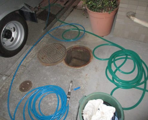 排水パイプの高圧洗浄中