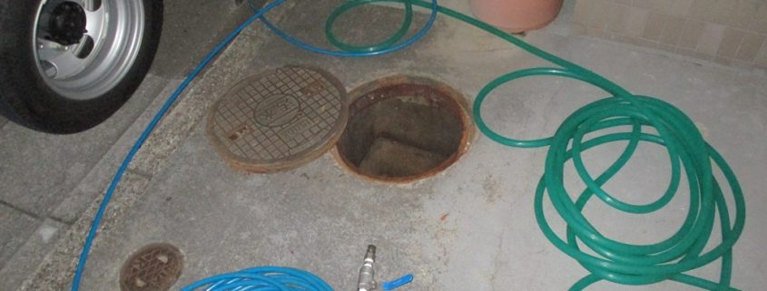 排水パイプの高圧洗浄中