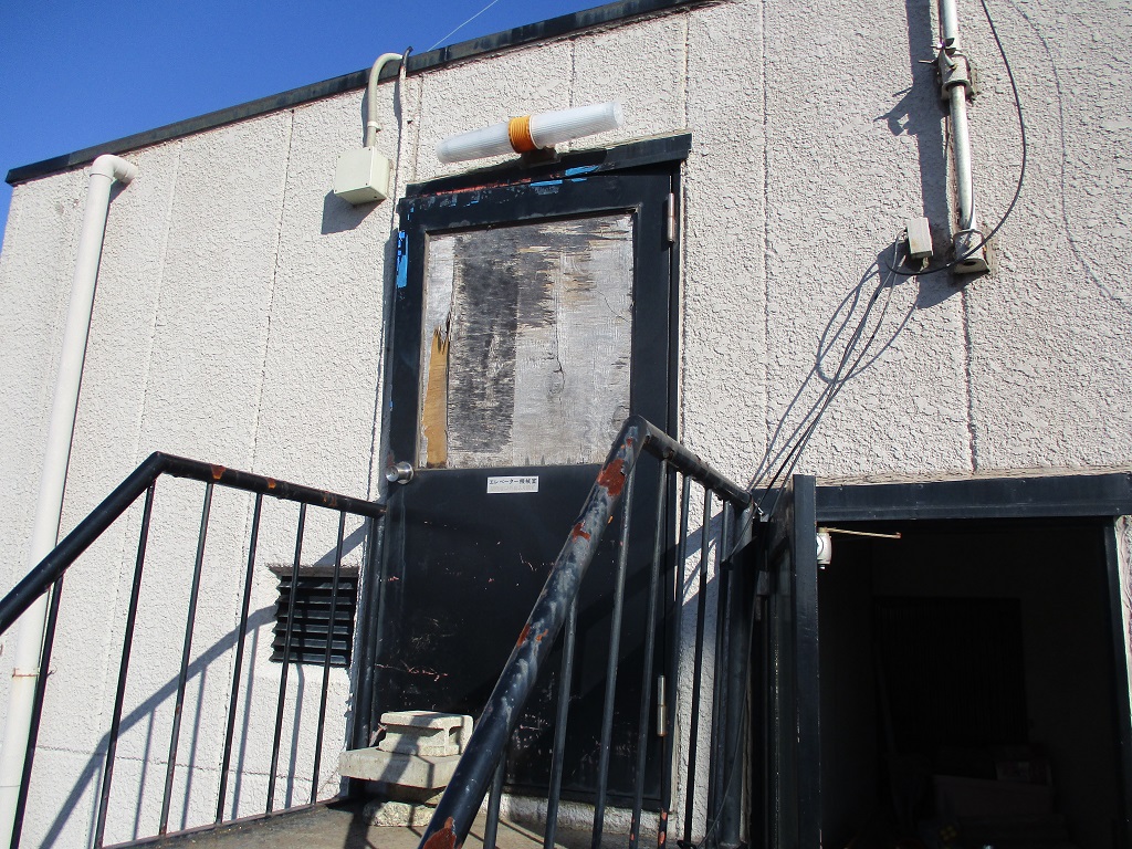 劣化した屋上出入口のドア